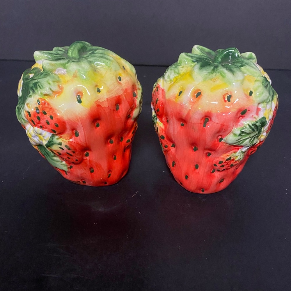 Strawberry Ceramic Salt and Pepper Shakers. Great Decor For Kitchen Table